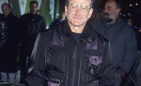 robin williams vistiendo chaqueta bomber issey miyake